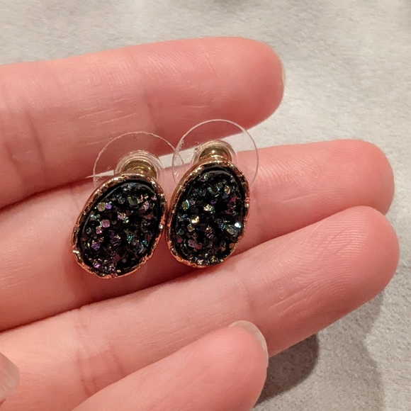Dark purple iredescent druzy stud earrings - Picture 4 of 7